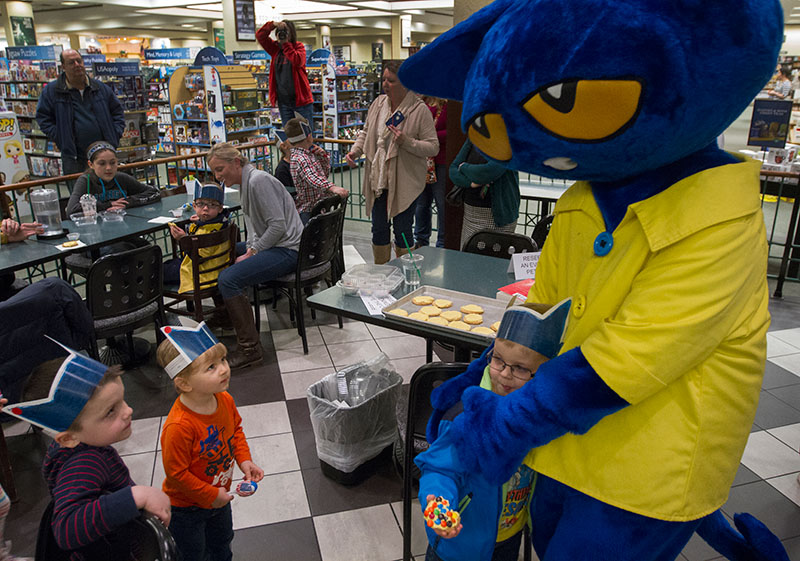 Pete the Cat mingled with students at the "Cooking with Pete" center.